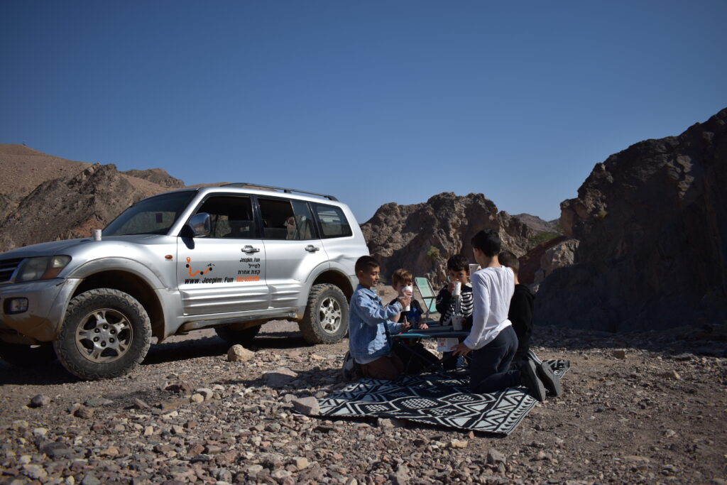 מה לעשות באילת בפסח 2026 — המדריך המלא 4 שובר הנחה - שעתיים טיול ג'יפים משפחתי בהרי אילת ופיקניק משפחתי