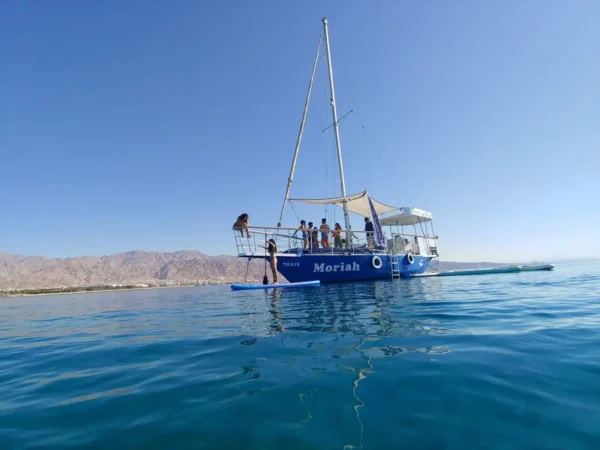 שובר הנחה: הפלגה פרטית על יאכטה מורית באילת