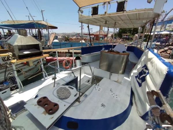 שובר הנחה: הפלגה פרטית על יאכטה מורית באילת