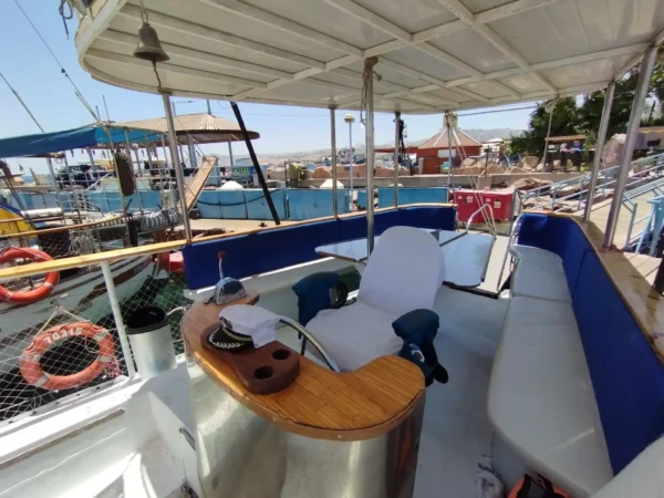 שובר הנחה: הפלגה פרטית על יאכטה מורית באילת