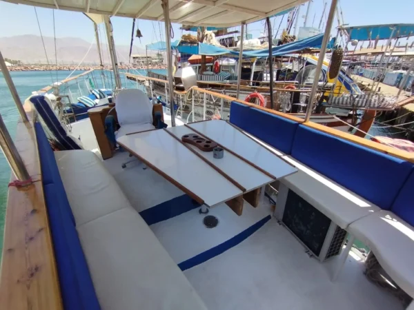 שובר הנחה: הפלגה פרטית על יאכטה מורית באילת