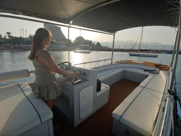 שובר הנחה: השכרת סירה מהירה למשיטים