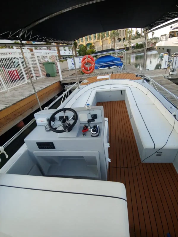 השכרת סירה מהירה לבעלי רישיון שייט