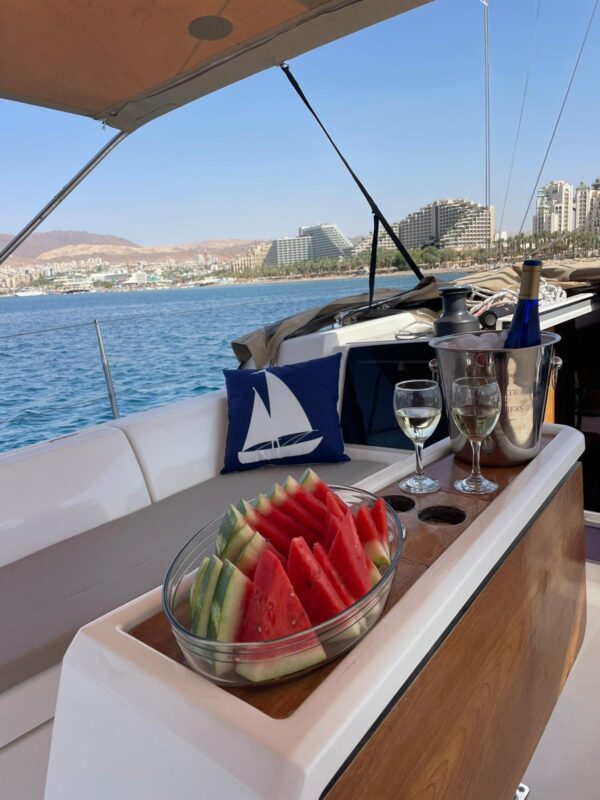 שובר הנחה: הפלגה פרטית על יאכטת מפרש מפנקת