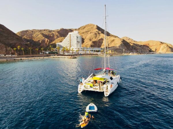 שובר הנחה: שייט VIP ביאכטת קטמרן באילת