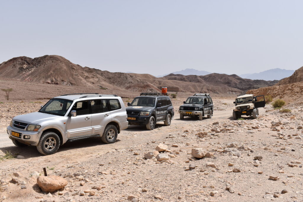 שיירת ג'יפים
תמיד עדיף למלא ג'יפים